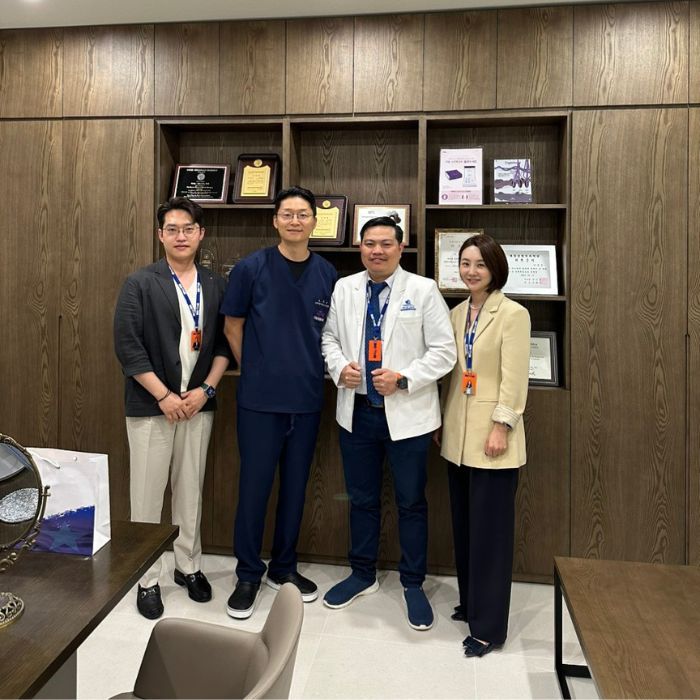 Đội ngũ bác sĩ Gangwhoo cùng các giáo sư người Hàn Quốc